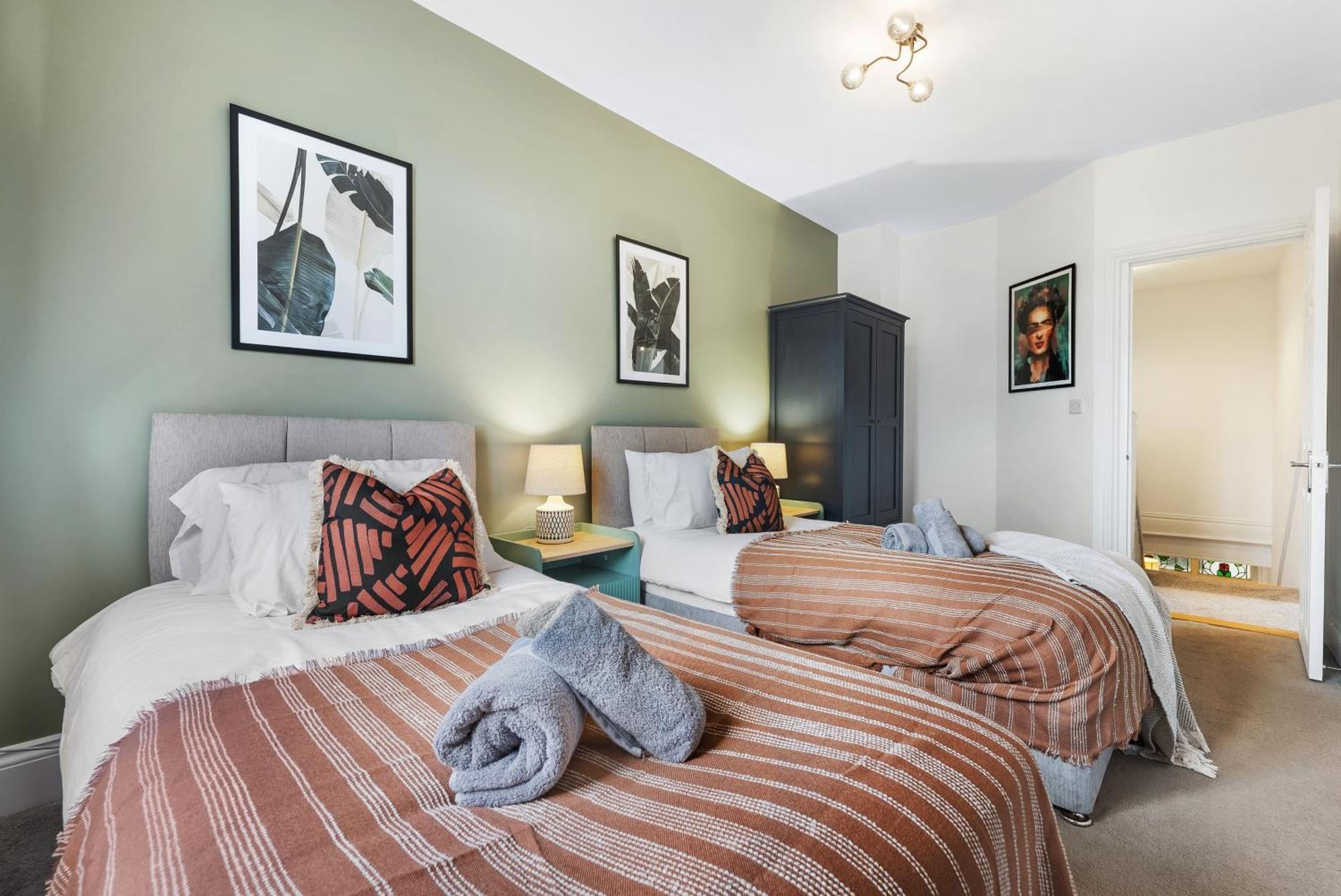 Long Term And Summer Special Offer!! 5-Bedroom Spacious, Stunning Design, Sociable Areas & Cosy House Near South Downs Park, Sleeps 11 With Games Room, Private Parking And Garden - By Blue Puffin Stays Waterlooville Exterior photo