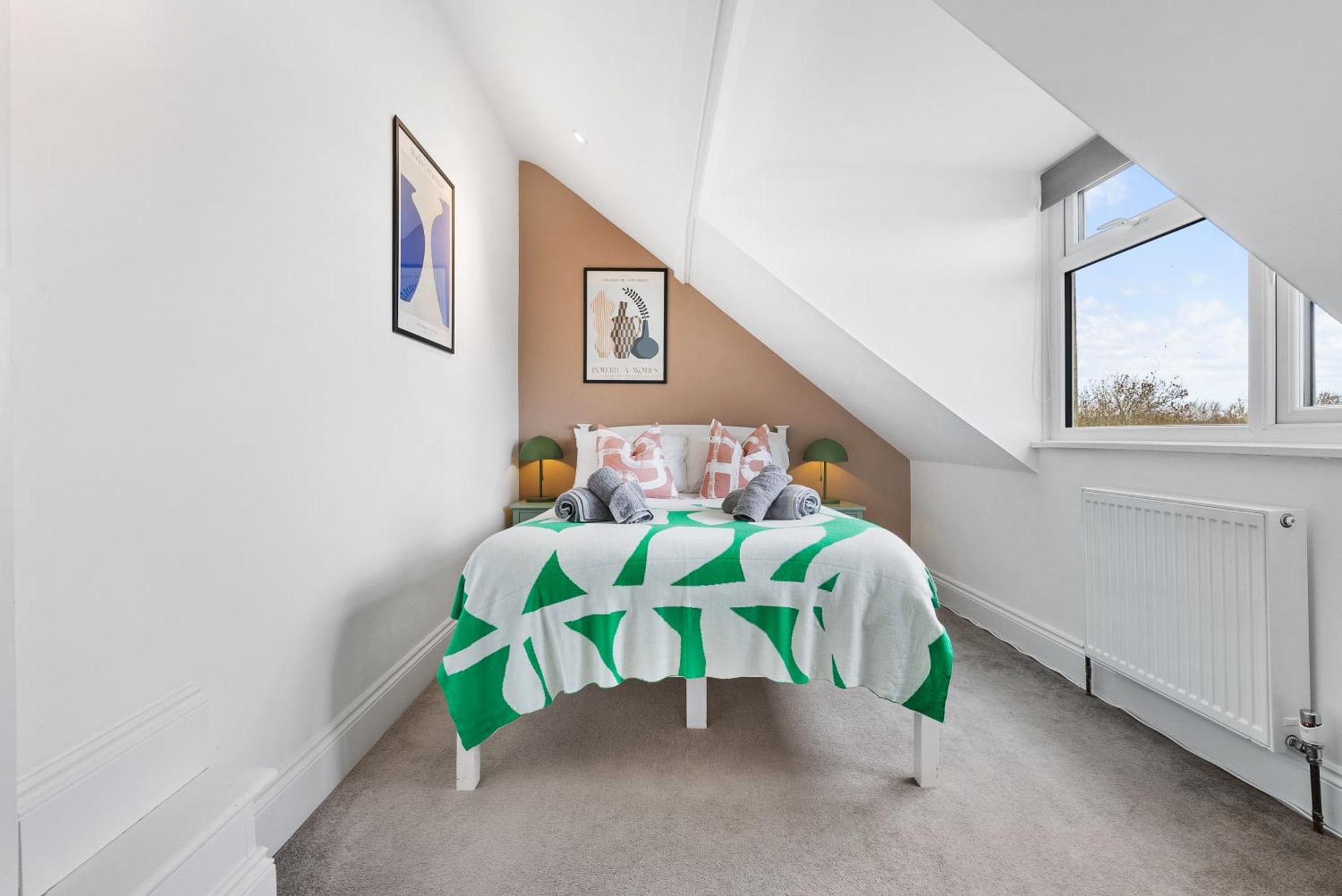 Long Term And Summer Special Offer!! 5-Bedroom Spacious, Stunning Design, Sociable Areas & Cosy House Near South Downs Park, Sleeps 11 With Games Room, Private Parking And Garden - By Blue Puffin Stays Waterlooville Exterior photo