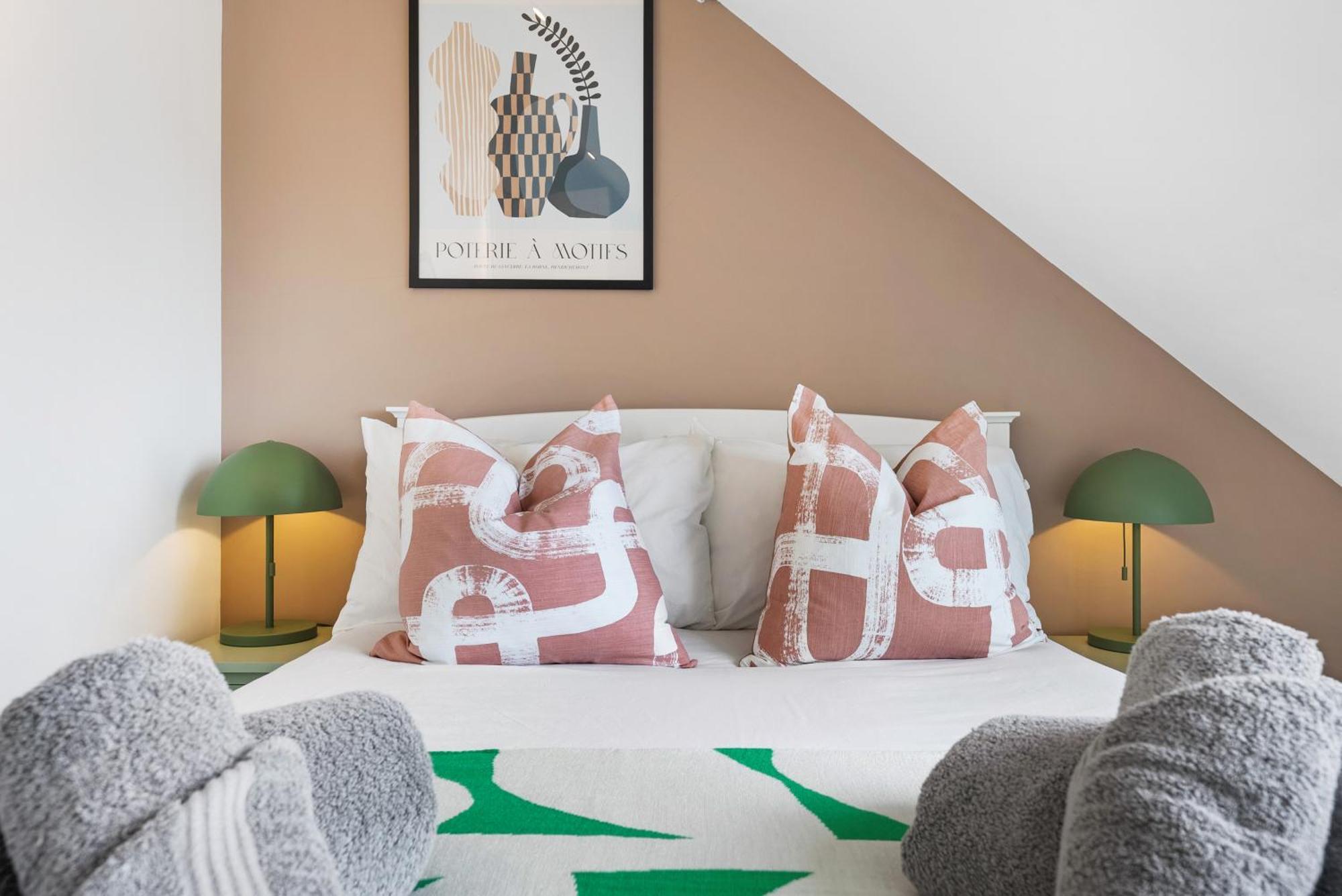 Long Term And Summer Special Offer!! 5-Bedroom Spacious, Stunning Design, Sociable Areas & Cosy House Near South Downs Park, Sleeps 11 With Games Room, Private Parking And Garden - By Blue Puffin Stays Waterlooville Exterior photo