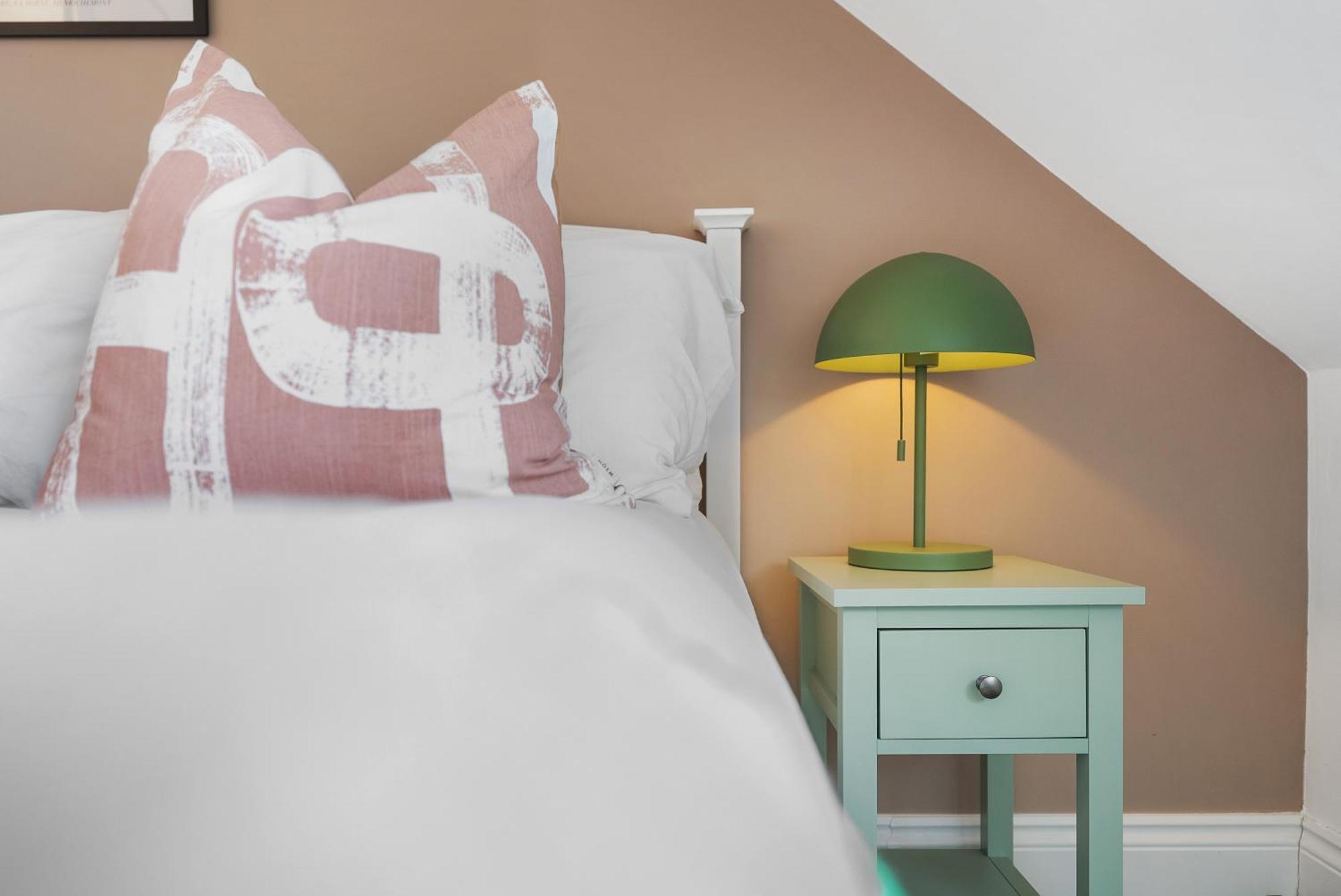 Long Term And Summer Special Offer!! 5-Bedroom Spacious, Stunning Design, Sociable Areas & Cosy House Near South Downs Park, Sleeps 11 With Games Room, Private Parking And Garden - By Blue Puffin Stays Waterlooville Exterior photo