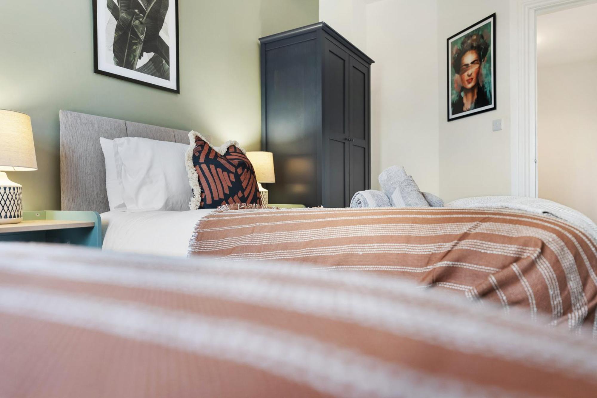 Long Term And Summer Special Offer!! 5-Bedroom Spacious, Stunning Design, Sociable Areas & Cosy House Near South Downs Park, Sleeps 11 With Games Room, Private Parking And Garden - By Blue Puffin Stays Waterlooville Exterior photo