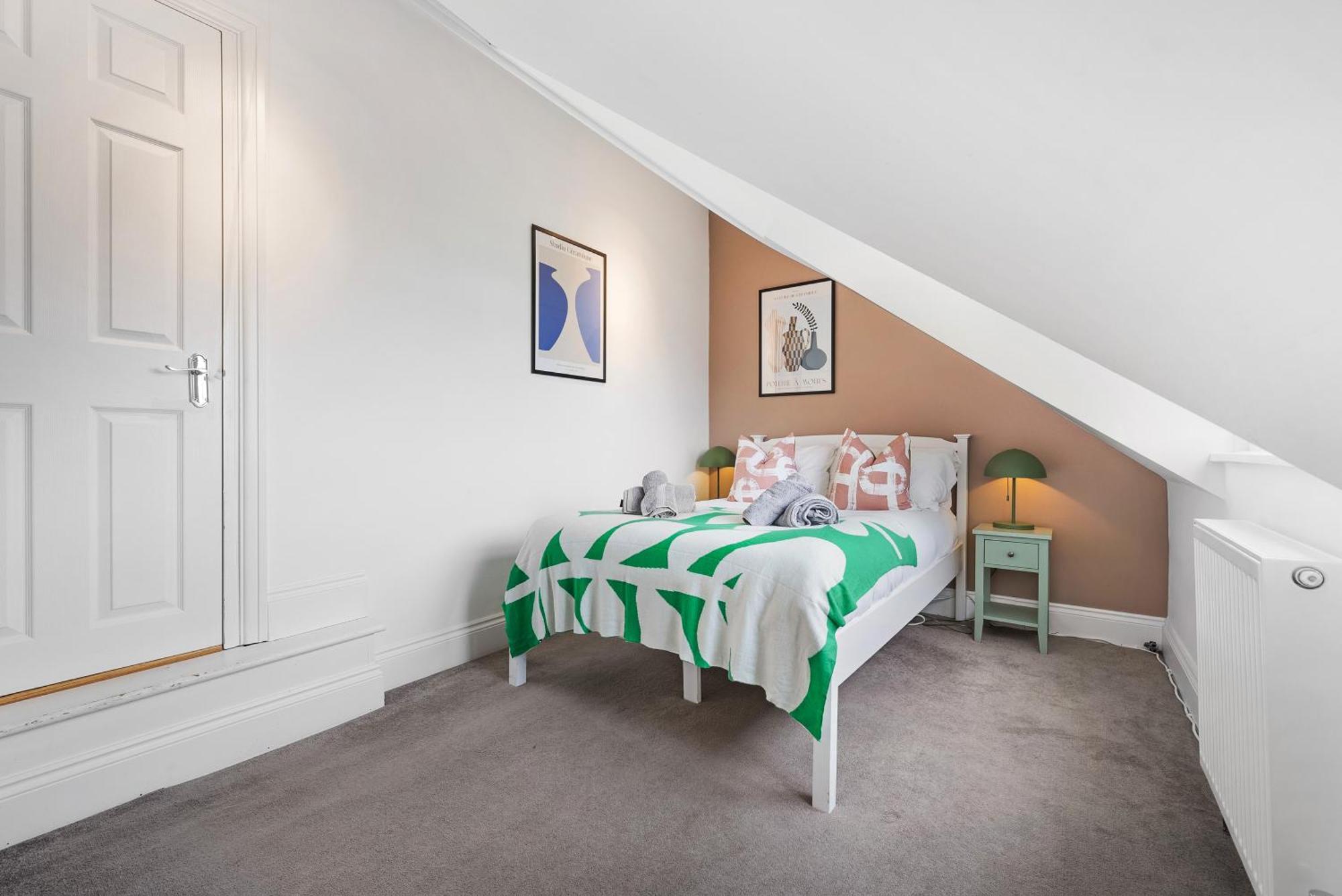 Long Term And Summer Special Offer!! 5-Bedroom Spacious, Stunning Design, Sociable Areas & Cosy House Near South Downs Park, Sleeps 11 With Games Room, Private Parking And Garden - By Blue Puffin Stays Waterlooville Exterior photo