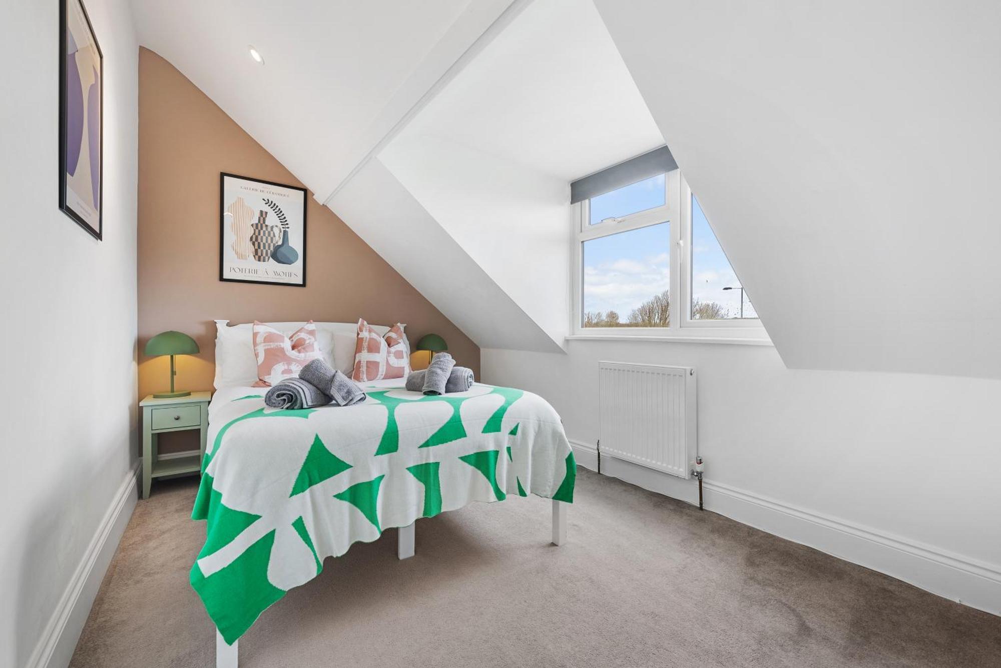 Long Term And Summer Special Offer!! 5-Bedroom Spacious, Stunning Design, Sociable Areas & Cosy House Near South Downs Park, Sleeps 11 With Games Room, Private Parking And Garden - By Blue Puffin Stays Waterlooville Exterior photo