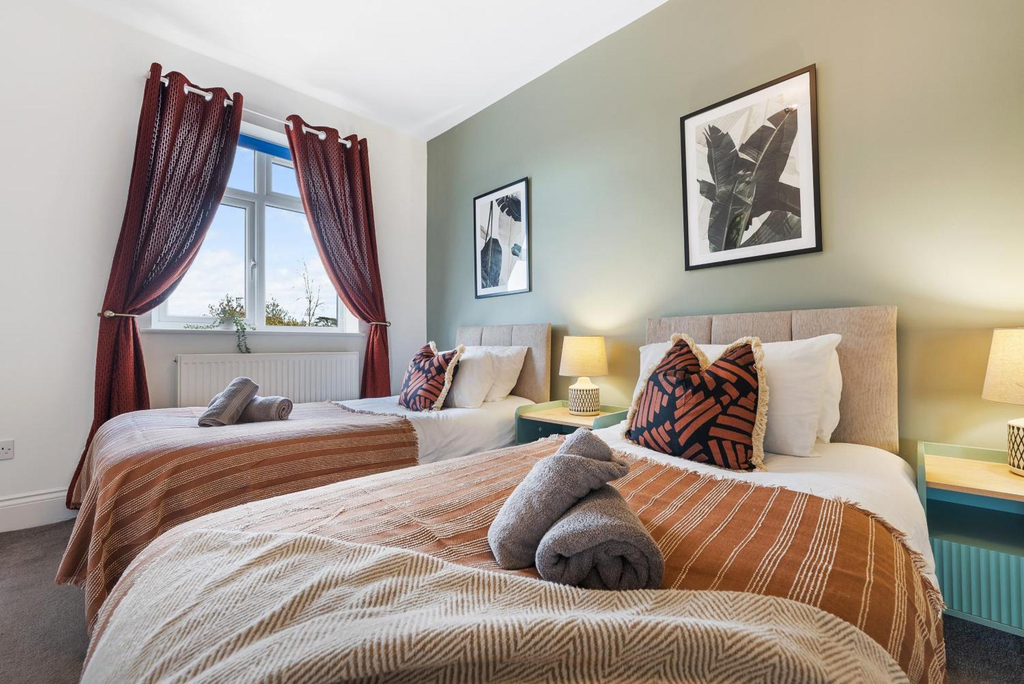 Long Term And Summer Special Offer!! 5-Bedroom Spacious, Stunning Design, Sociable Areas & Cosy House Near South Downs Park, Sleeps 11 With Games Room, Private Parking And Garden - By Blue Puffin Stays Waterlooville Exterior photo