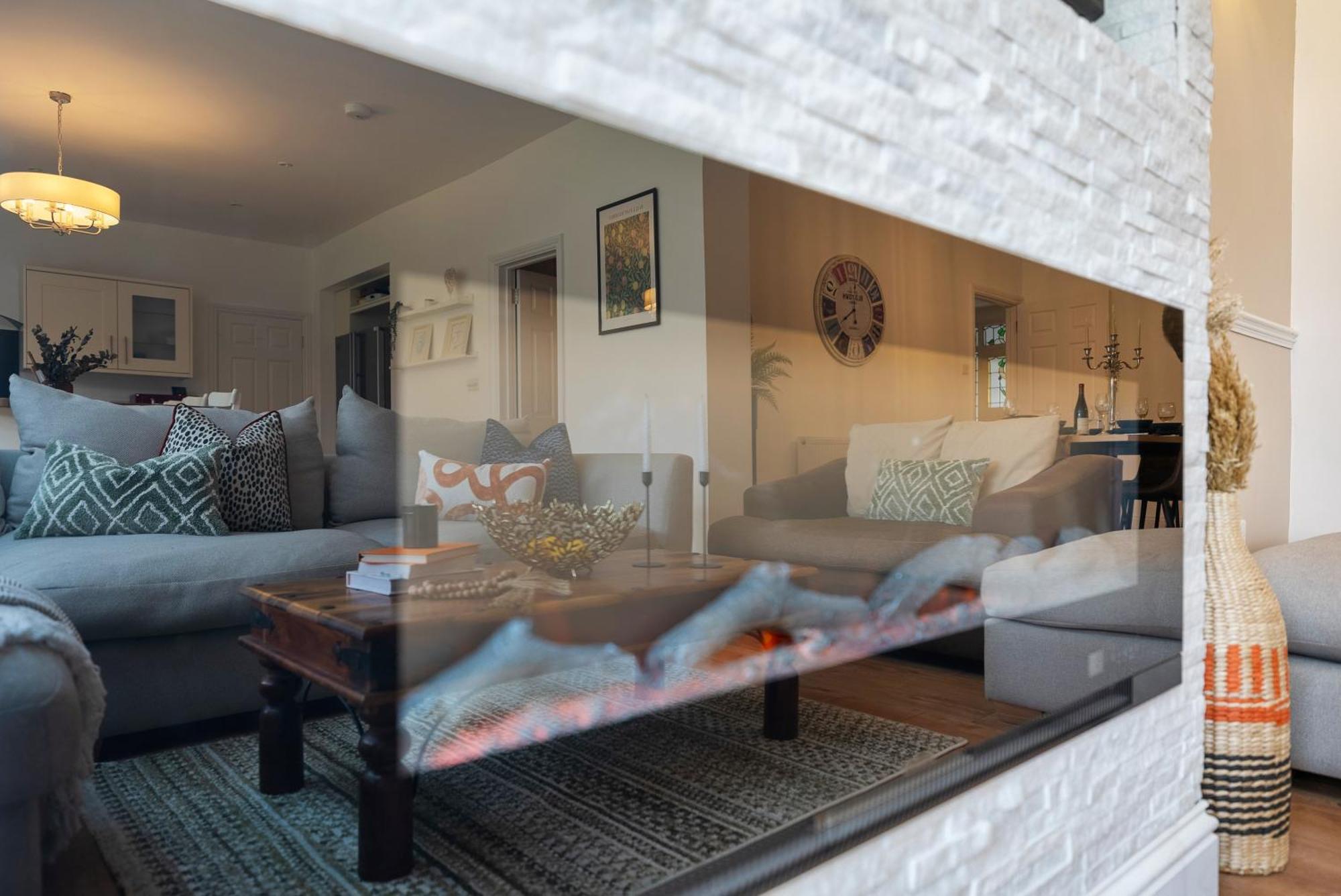 Long Term And Summer Special Offer!! 5-Bedroom Spacious, Stunning Design, Sociable Areas & Cosy House Near South Downs Park, Sleeps 11 With Games Room, Private Parking And Garden - By Blue Puffin Stays Waterlooville Exterior photo