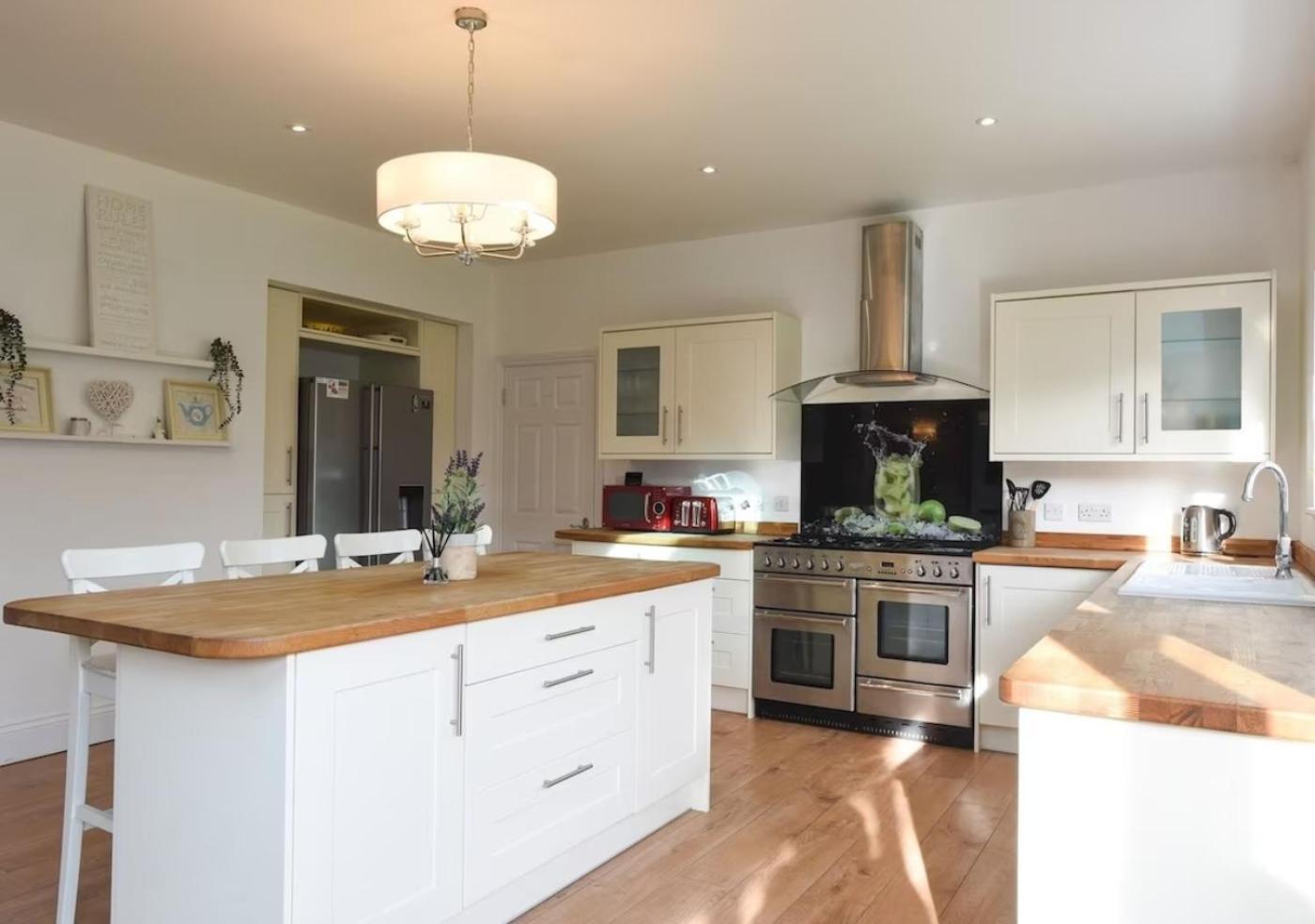 Long Term And Summer Special Offer!! 5-Bedroom Spacious, Stunning Design, Sociable Areas & Cosy House Near South Downs Park, Sleeps 11 With Games Room, Private Parking And Garden - By Blue Puffin Stays Waterlooville Exterior photo